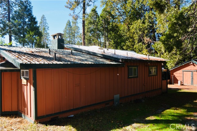 side yard leads to back door