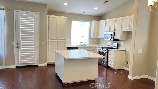 Detail Gallery Image 12 of 21 For 679 Shasta Dr, Corona,  CA 92881 - 3 Beds | 2 Baths