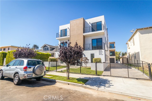 4507 W 18th St Drive, Los Angeles CA: https://media.crmls.org/medias/8a283beb-2a77-4ac8-be1f-143aed12013e.jpg