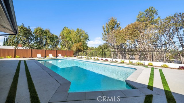 Detail Gallery Image 20 of 39 For 18829 Paseo Nuevo Dr, Tarzana,  CA 91356 - 4 Beds | 4/1 Baths