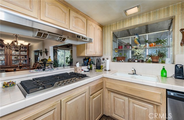 2242 Oak Crest Drive, Riverside CA: https://media.crmls.org/medias/8a2b58f2-acd7-42a7-a2c8-d38764c6a90a.jpg