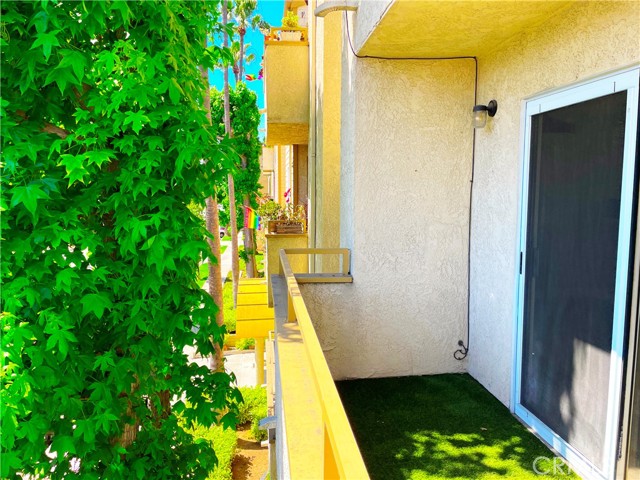 645 Chestnut Avenue, Long Beach CA: https://media.crmls.org/medias/8a2d242c-f89a-4e69-b50a-a9997e286dfe.jpg