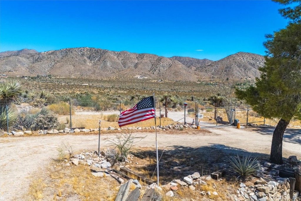 https://media.crmls.org/medias/8a2e7c75-19ec-402a-8a91-1e69ed33451a.jpg?preset=X-Large