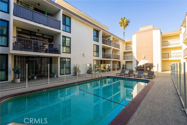 911 N Kings Road, West Hollywood CA: https://media.crmls.org/medias/8a2edf70-8b67-4e01-b172-0112d7fb41fb.jpg