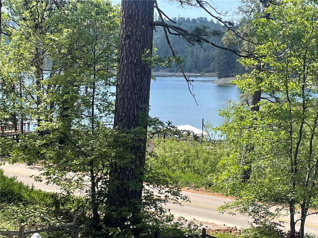 https://media.crmls.org/medias/8a302a41-0410-42a2-83b0-969e5c270d1a.jpg?preset=X-Large