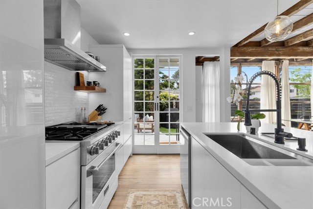Detail Gallery Image 9 of 31 For 2500 Pine Ave, Manhattan Beach,  CA 90266 - 3 Beds | 2 Baths
