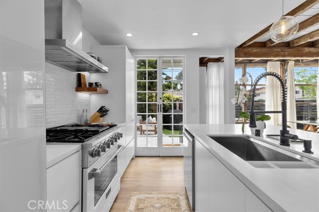 Detail Gallery Image 9 of 31 For 2500 Pine Ave, Manhattan Beach,  CA 90266 - 3 Beds | 2 Baths