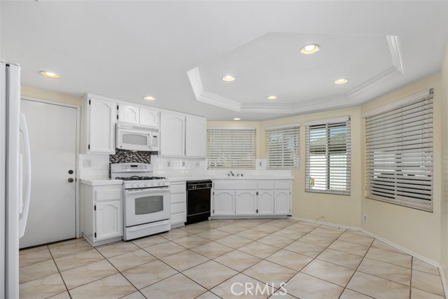 2155 Barclay Court, Santa Ana CA: https://media.crmls.org/medias/8a30b57a-ed29-44c9-a1a7-1a946183bd7e.jpg