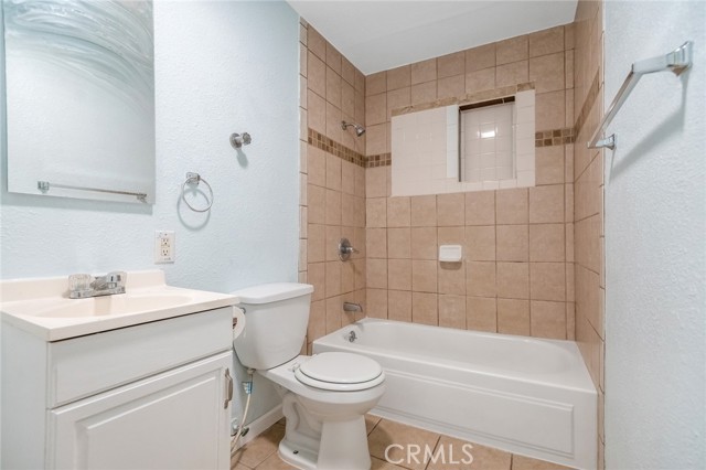 361 N B Street, Tulare CA: https://media.crmls.org/medias/8a312db1-1e6f-4f8e-8a45-605035905b8f.jpg