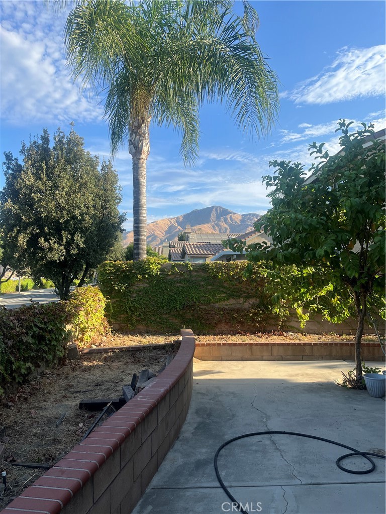 https://media.crmls.org/medias/8a321f10-887c-4c58-b185-00a365ac0e36.jpg?preset=X-Large