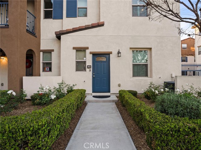 Detail Gallery Image 2 of 29 For 9881 Alburtis, Santa Fe Springs,  CA 90670 - 4 Beds | 4 Baths