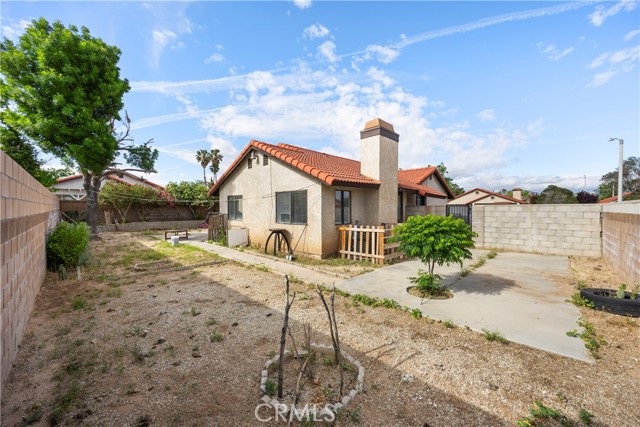 37112 Calle Amigo, Palmdale CA: https://media.crmls.org/medias/8a32e993-d746-4136-9df3-a6070545079c.jpg