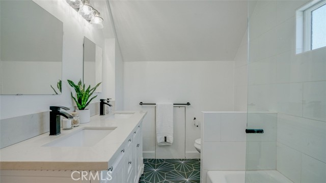 231 W Cedar Avenue, Burbank CA: https://media.crmls.org/medias/8a347c5b-8264-496a-9a38-452e4001cf45.jpg