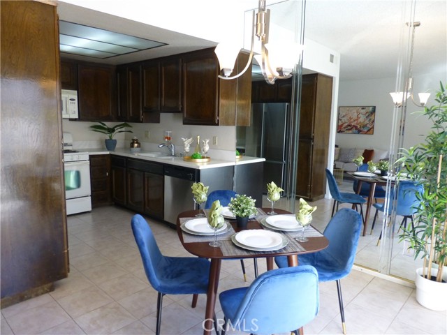 Detail Gallery Image 9 of 37 For 17914 Magnolia Bld #127,  Encino,  CA 91316 - 2 Beds | 2 Baths