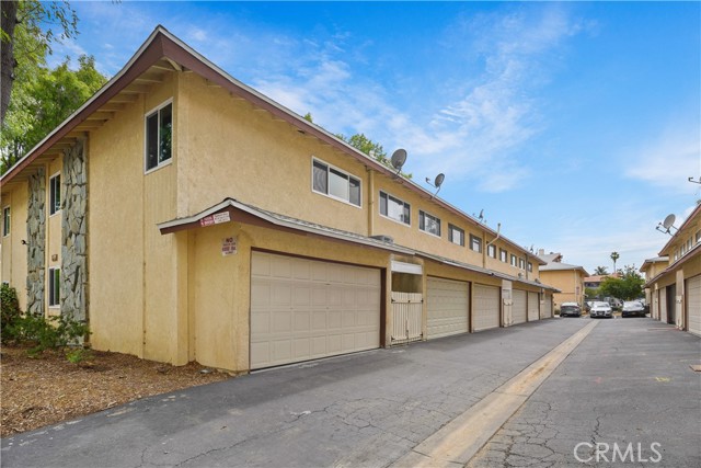 Detail Gallery Image 44 of 47 For 8111 Canby Ave #1,  Reseda,  CA 91335 - 4 Beds | 2/1 Baths