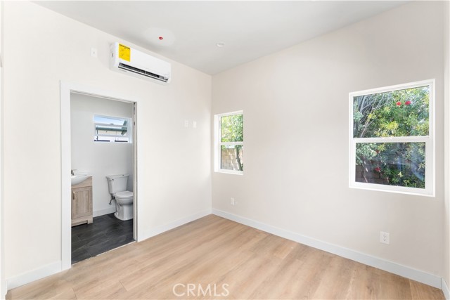 Detail Gallery Image 10 of 13 For 925 W Maple Ave, Orange,  CA 92868 - 2 Beds | 2 Baths
