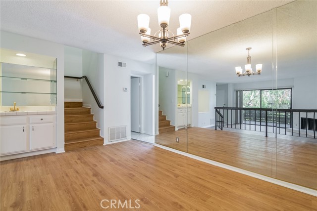 5711 Owensmouth Avenue, Woodland Hills CA: https://media.crmls.org/medias/8a3a4d4c-83b1-41bd-95ae-5c35d7b3fa36.jpg