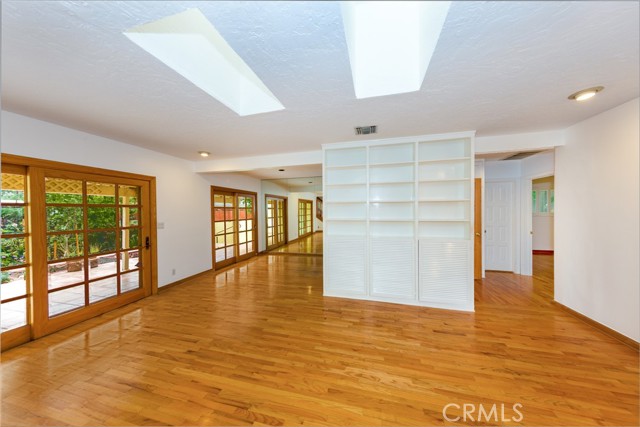Detail Gallery Image 3 of 23 For 8924 Chimineas Ave, Northridge,  CA 91325 - 4 Beds | 2 Baths