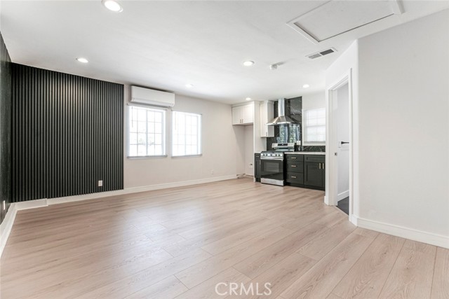 Detail Gallery Image 2 of 17 For 17648 Raymer St, Northridge,  CA 91325 - 1 Beds | 1/1 Baths