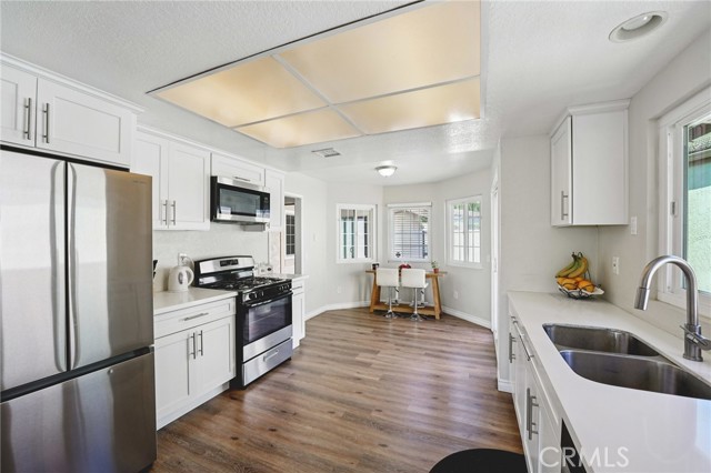 Detail Gallery Image 9 of 26 For 1224 Fairway Cir, Upland,  CA 91784 - 2 Beds | 2 Baths