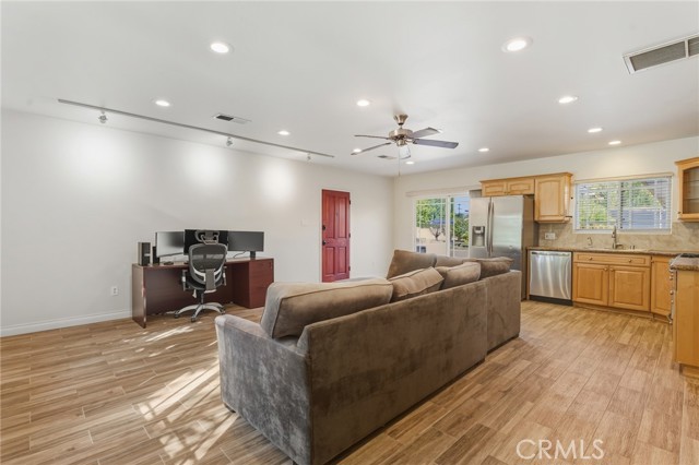 Detail Gallery Image 6 of 31 For 22639 Calvert St #F,  Woodland Hills,  CA 91367 - 1 Beds | 1 Baths