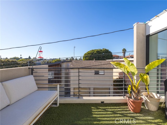 Detail Gallery Image 8 of 33 For 119 E Walnut Ave, El Segundo,  CA 90245 - 3 Beds | 2/1 Baths