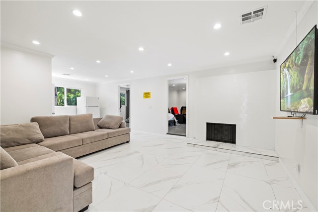 Detail Gallery Image 9 of 47 For 11329 Mclennan Ave, Granada Hills,  CA 91344 - 7 Beds | 2 Baths
