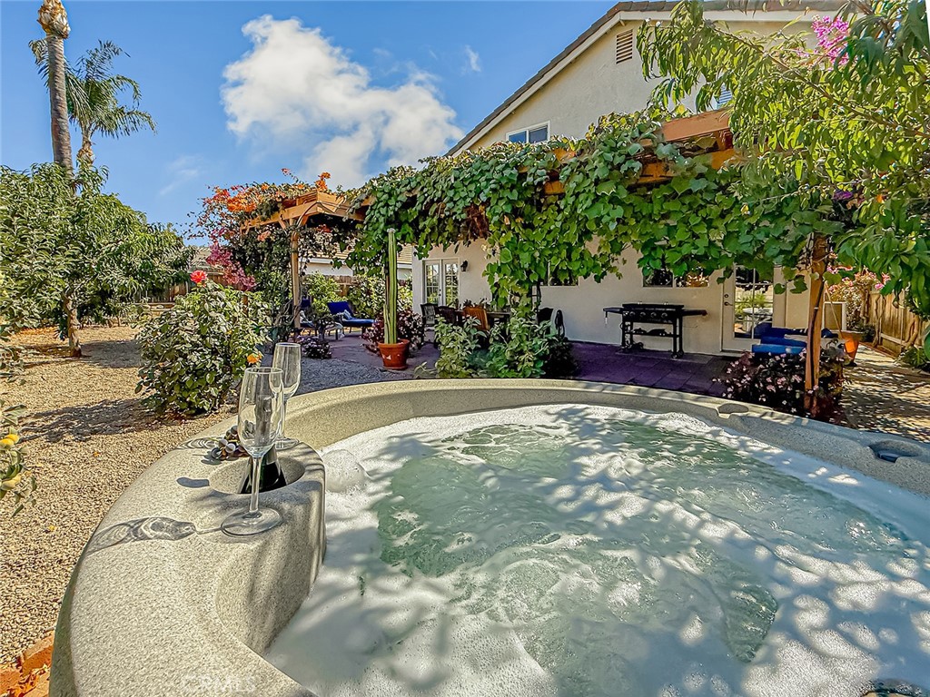 https://media.crmls.org/medias/8a424331-70aa-42d7-a340-319409871c0b.jpg?preset=X-Large