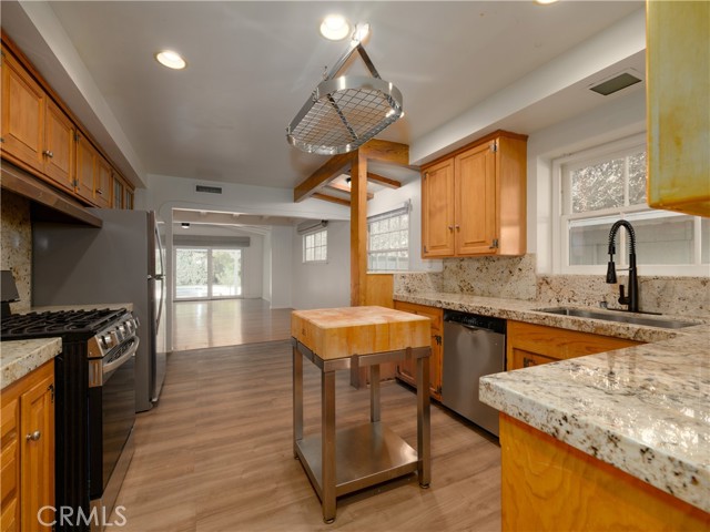 Detail Gallery Image 48 of 65 For 4539 Hayvenhurst, Encino,  CA 91436 - 3 Beds | 3 Baths