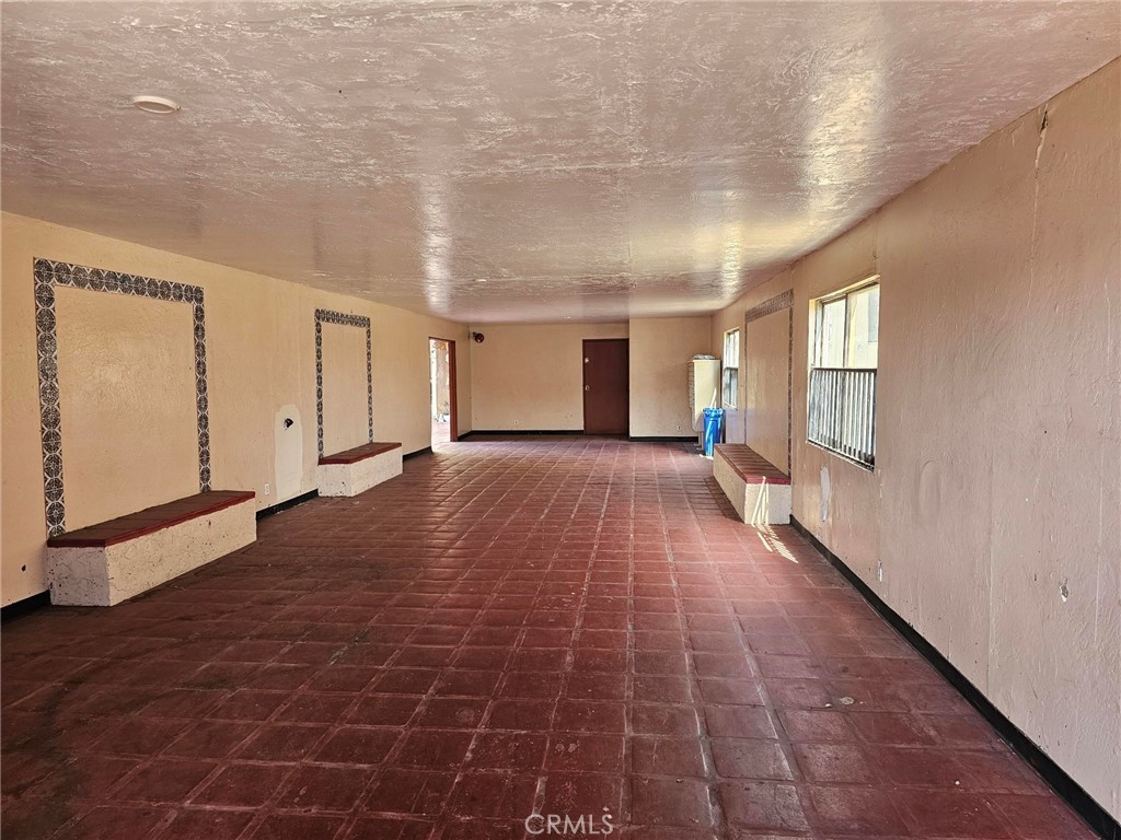 https://media.crmls.org/medias/8a487060-e65f-4d44-8562-340291bb80bd.jpg?preset=X-Large