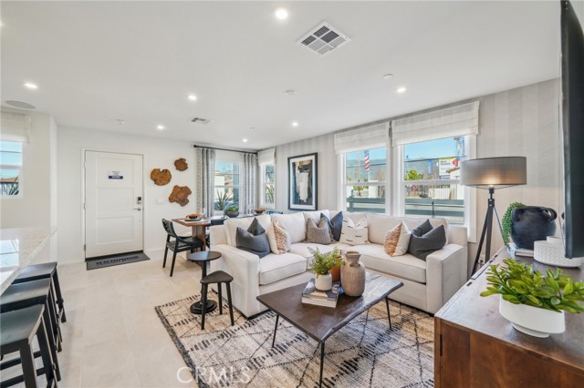 Detail Gallery Image 2 of 34 For 16163 Lumia Way, Fontana,  CA 92336 - 4 Beds | 2/1 Baths