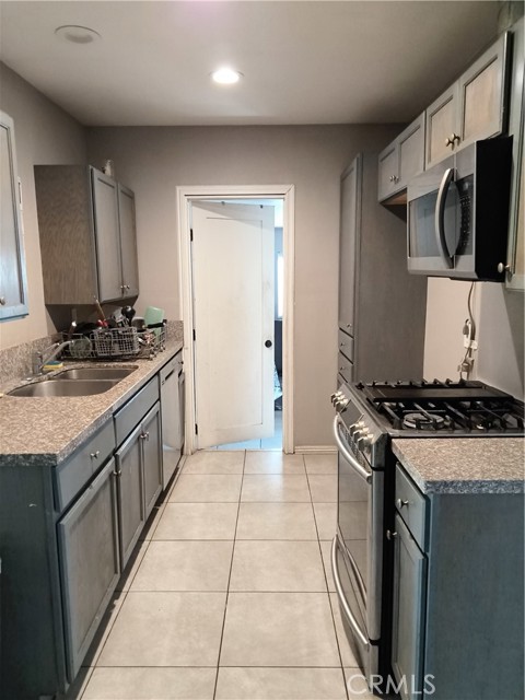 Detail Gallery Image 3 of 13 For 14502 S Keene Ave, Compton,  CA 90220 - 4 Beds | 2 Baths