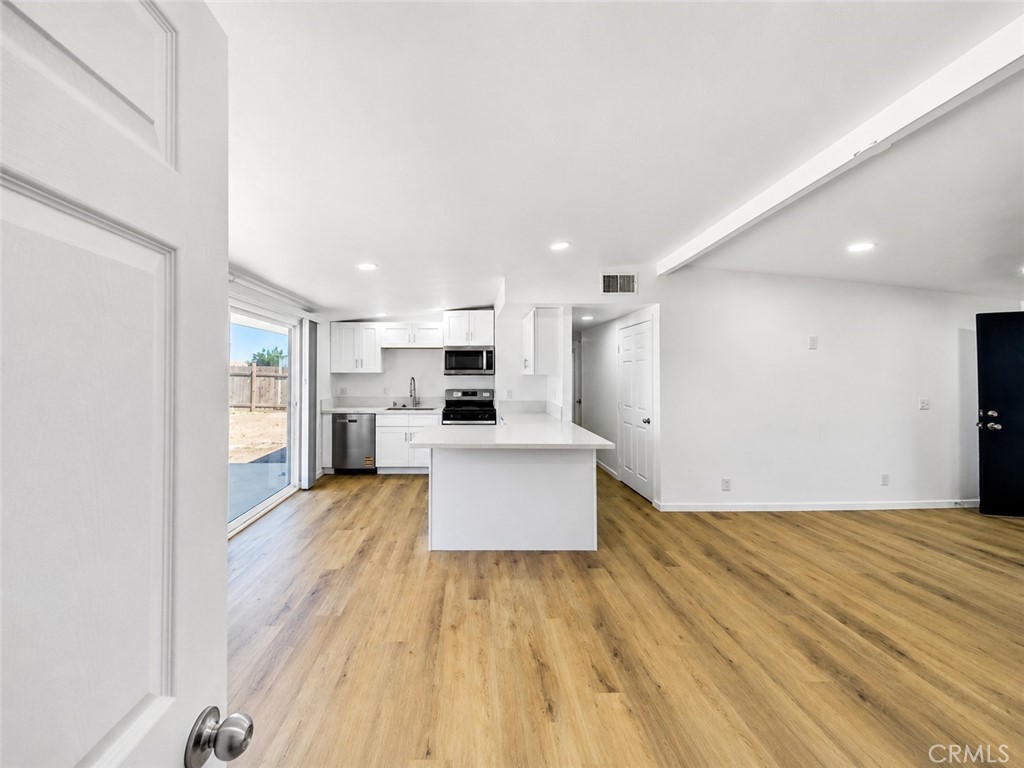 https://media.crmls.org/medias/8a4cc012-a4f8-426a-98ae-9b0d0663630c.jpg?preset=X-Large