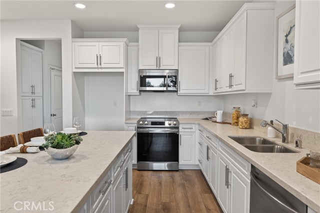 Detail Gallery Image 10 of 39 For 1093 N Harbor Bld, Anaheim,  CA 92801 - 3 Beds | 3 Baths