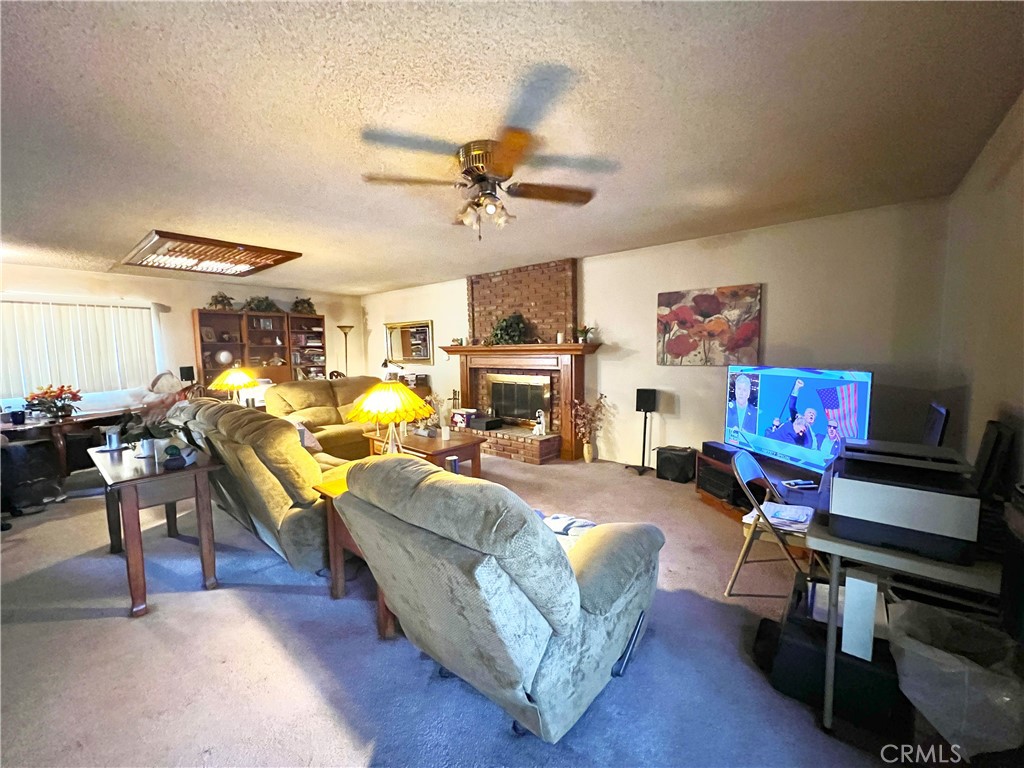 https://media.crmls.org/medias/8a513498-8f1c-4453-a4e4-4b29e03dc395.jpg?preset=X-Large