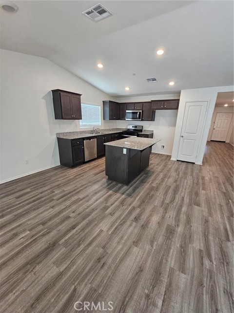 Detail Gallery Image 4 of 20 For 638 Moondance Ln, San Jacinto,  CA 92583 - 3 Beds | 2 Baths