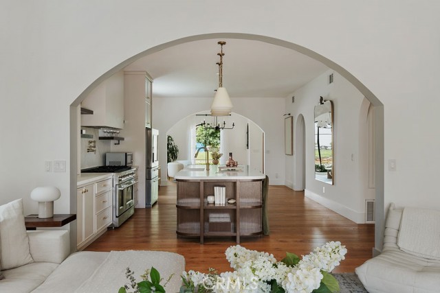 5142 Brynhurst Avenue, Los Angeles CA: https://media.crmls.org/medias/8a52abe6-3d4f-48fb-a828-2da8804db021.jpg
