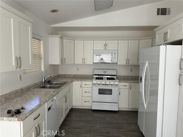 Detail Gallery Image 2 of 8 For 1165 Auburn St, Hemet,  CA 92545 - 3 Beds | 2 Baths