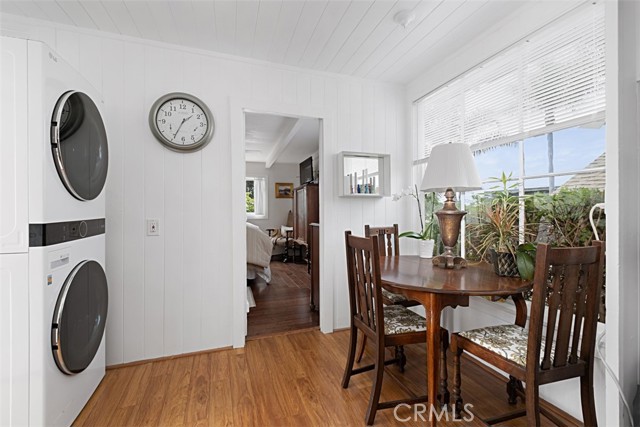 555 Through Street, Laguna Beach CA: https://media.crmls.org/medias/8a557adf-466a-4c18-9ead-6bff930507f0.jpg