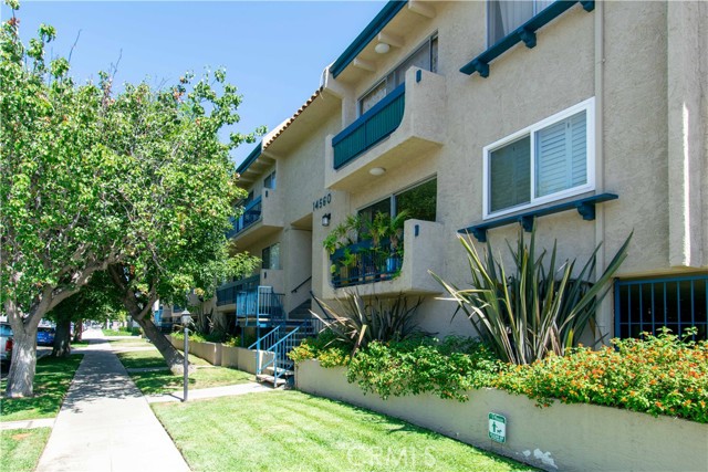 14560 Clark Street, Sherman Oaks CA: https://media.crmls.org/medias/8a5612e8-8fde-4d78-81b9-a7b815d6641a.jpg