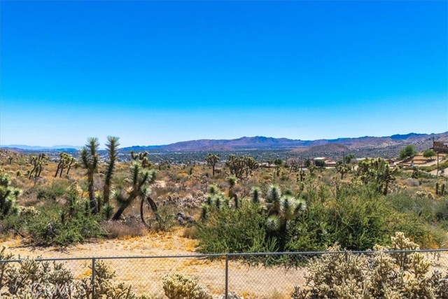 Detail Gallery Image 5 of 43 For 7495 Canyon Dr, Yucca Valley,  CA 92284 - 3 Beds | 2 Baths