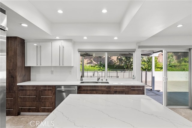 16544 Park Lane Drive, Los Angeles CA: https://media.crmls.org/medias/8a5cc1e1-b6d6-4bb8-a88d-dfafaa953b25.jpg