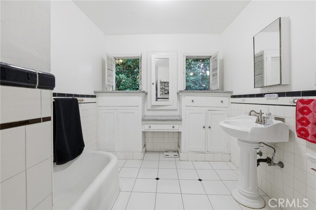 Detail Gallery Image 20 of 26 For 4916 W 12th St, Los Angeles,  CA 90019 - 6 Beds | 4 Baths