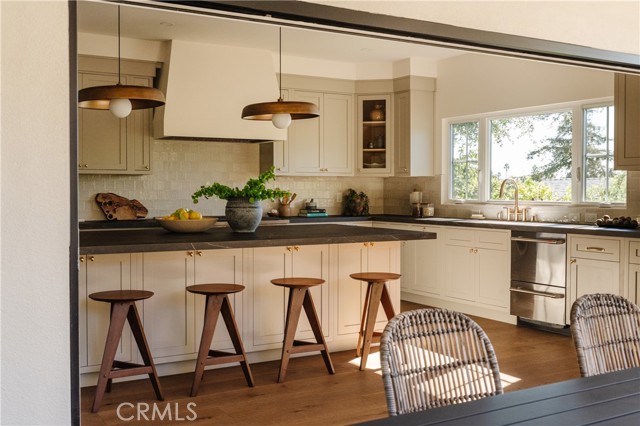 2201 N Hobart Boulevard, Los Angeles CA: https://media.crmls.org/medias/8a5ff0a0-e3a6-446f-bb09-67738cb720d2.jpg