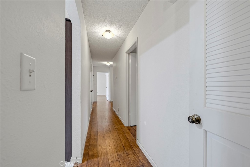 https://media.crmls.org/medias/8a61edc2-5648-4ed6-8845-1d5b932fffde.jpg?preset=X-Large