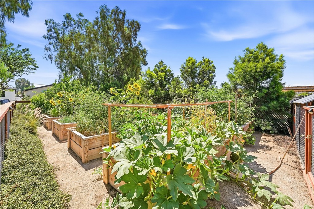 https://media.crmls.org/medias/8a66e771-3969-4755-a309-7b0614663dcb.jpg?preset=X-Large