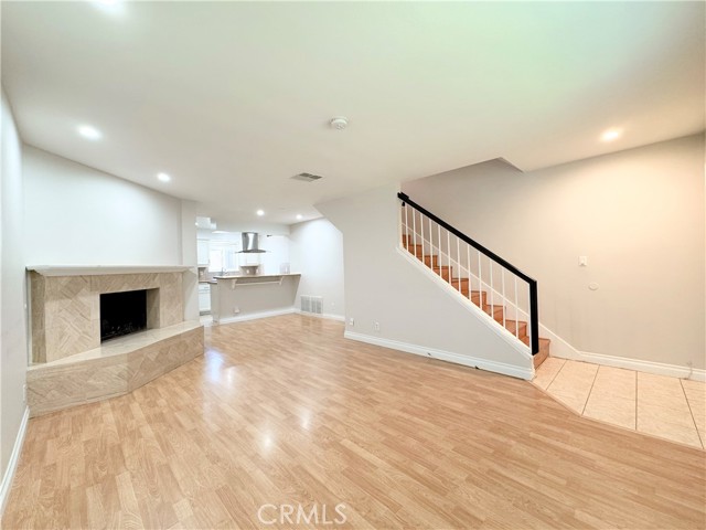 Detail Gallery Image 3 of 30 For 22103 Oxnard St, Woodland Hills,  CA 91367 - 2 Beds | 1/1 Baths