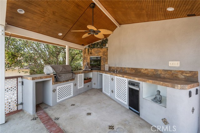 Covered Outdoor Kitchen & BBQ Area!