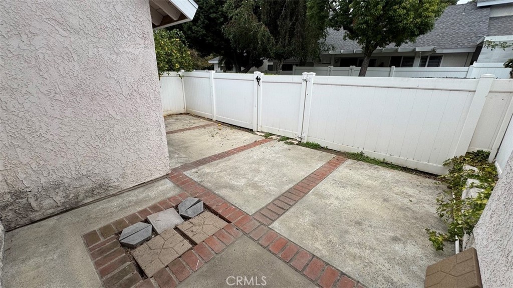 https://media.crmls.org/medias/8a699e2c-034e-483b-9334-50063afee277.jpg?preset=X-Large