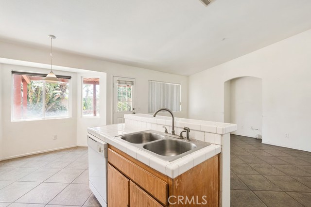 Detail Gallery Image 10 of 33 For 16205 Seville Ave, Fontana,  CA 92335 - 4 Beds | 2 Baths